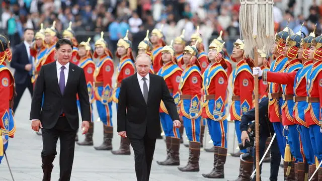 epa11581260 Russian President Vladimir Putin (L) and Mongolian President Ukhnaagiin Khurelsukh (R) attend a welcome ceremony in Sukhbaatar Square in Ulaanbaatar, Mongolia, 03 September 2024. Putin visits Mongolia in his first trip to a member state of the International Criminal Court (ICC) since the court issued an arrest warrant for him last year. EPA/BYAMBASUREN BYAMBA-OCHIR