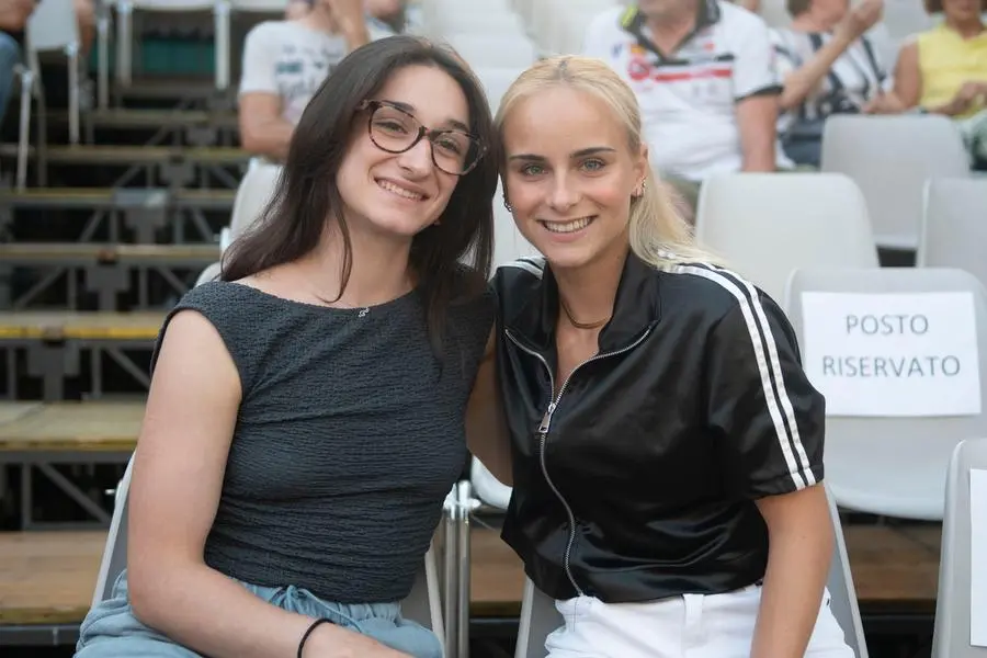 Il salto con l'asta in piazza Zanardelli a Chiari