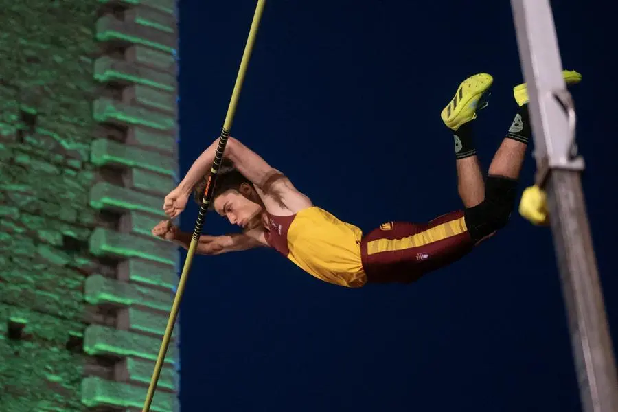 Il salto con l'asta in piazza Zanardelli a Chiari