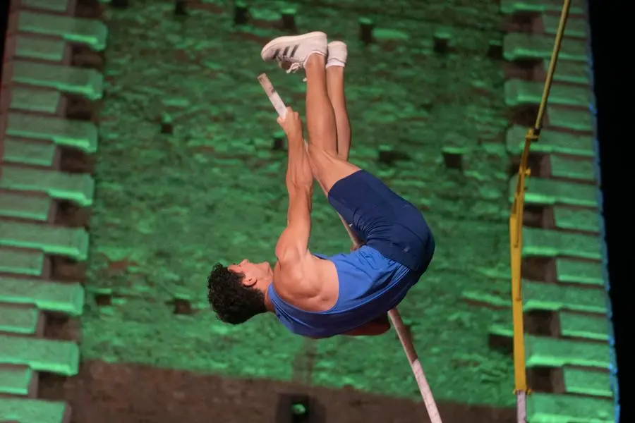 Il salto con l'asta in piazza Zanardelli a Chiari