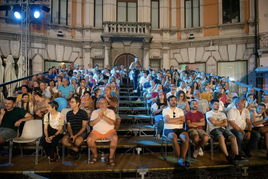 Il salto con l'asta in piazza Zanardelli a Chiari