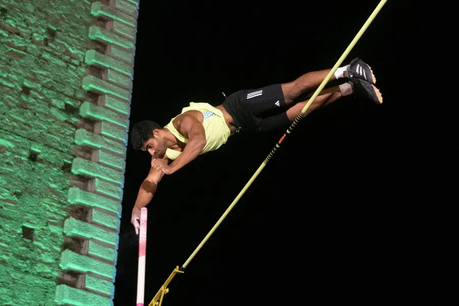 Il salto con l'asta in piazza Zanardelli a Chiari