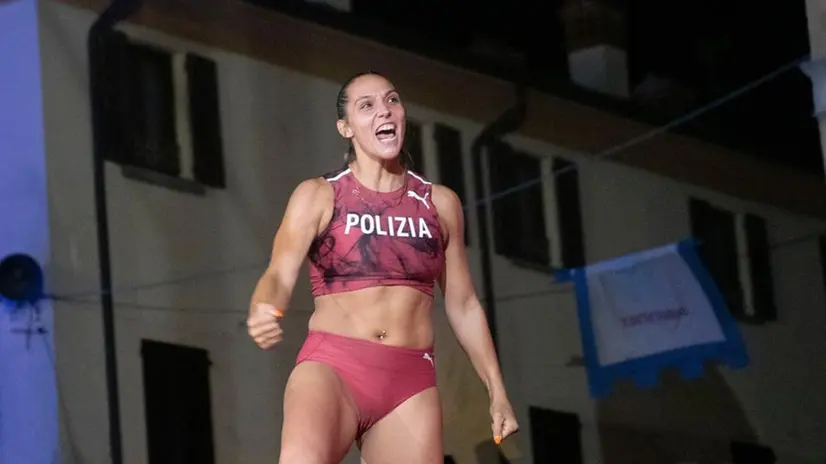 Il salto con l'asta in piazza Zanardelli a Chiari