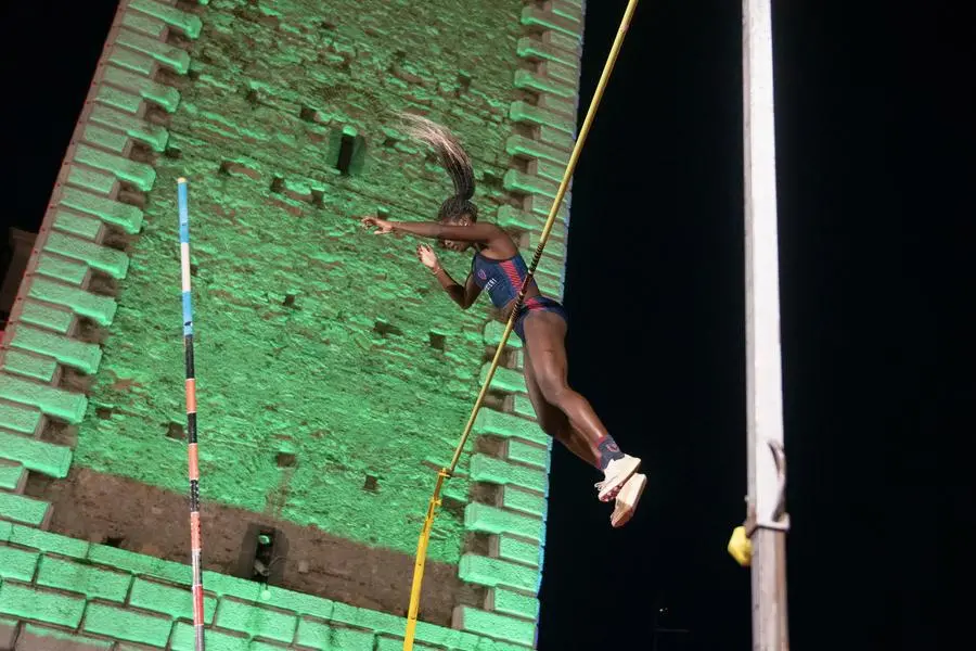 Il salto con l'asta in piazza Zanardelli a Chiari