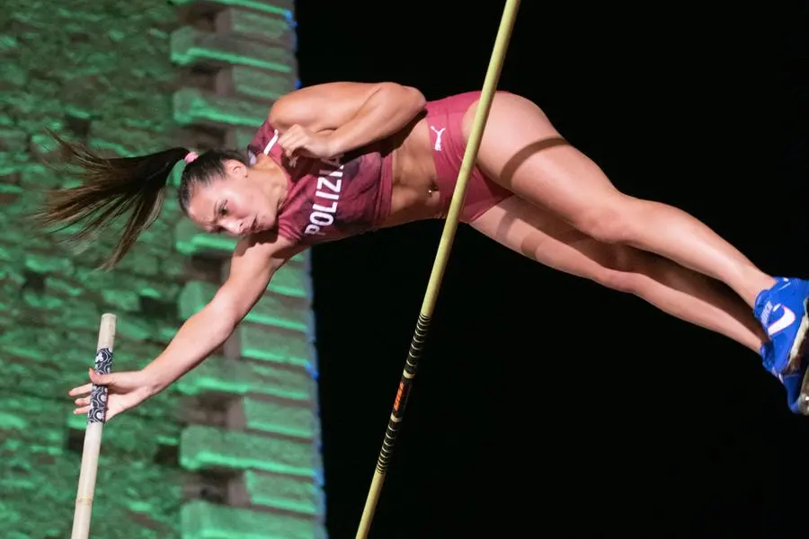 Il salto con l'asta in piazza Zanardelli a Chiari