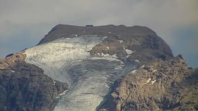 Una veduta del ghiacciaio della Marmolada, 20 agosto 2023. ANSA/METEOTRIVENETO +++ ANSA PROVIDES ACCESS TO THIS HANDOUT PHOTO TO BE USED SOLELY TO ILLUSTRATE NEWS REPORTING OR COMMENTARY ON THE FACTS OR EVENTS DEPICTED IN THIS IMAGE; NO ARCHIVING; NO LICENSING +++ NPK +++