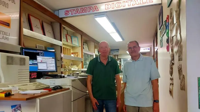 Arnaldo Cominelli e Alfredo Marchesi nel negozio di via Gramsci, il 3 settembre 2024 - Foto © www.giornaledibrescia.it