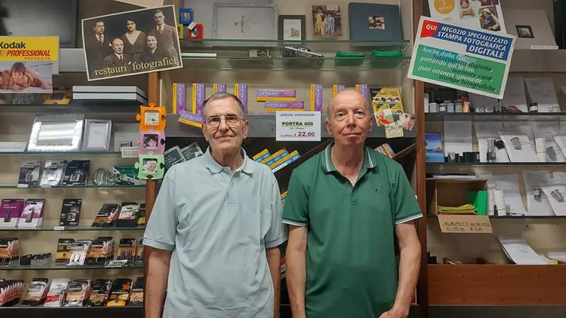 Alfredo Marchesi e Arnaldo Cominelli dietro al bancone, 3 settembre 2024 - Foto © www.giornaledibrescia.it