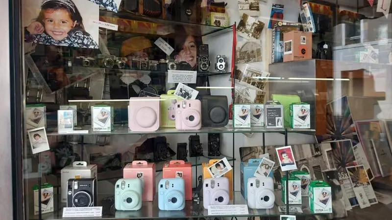 Cineprese d'epoca e Polaroid insieme in vetrina - Foto © www.giornaledibrescia.it
