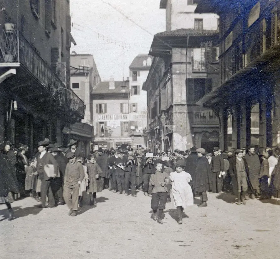 Brescia a inizio Novecento negli scatti di Arnaldo Cominelli