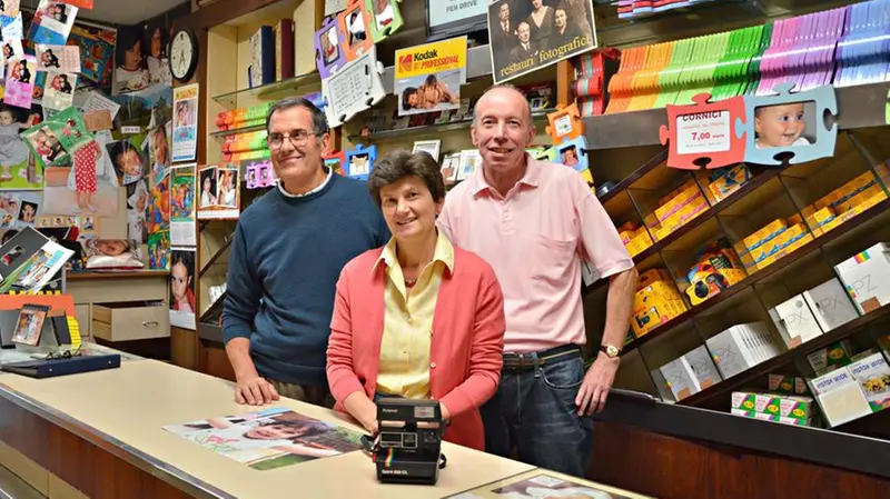 Alfredo Marchesi, Clara e Arnaldo Cominelli in negozio in uno scatto del 2013 - New Eden Group © www.giornaledibrescia.it