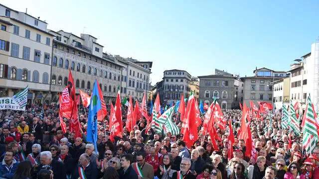 Il corteo della manifestazione antifascista a difesa di scuola e Costituzione, indetto dai sindacati Flc Cgil, Cisl Scuola e Uil Scuola fiorentine e nazionali. Firenze, 4 Marzo 2023 ANSA/CLAUDIO GIOVANNINI