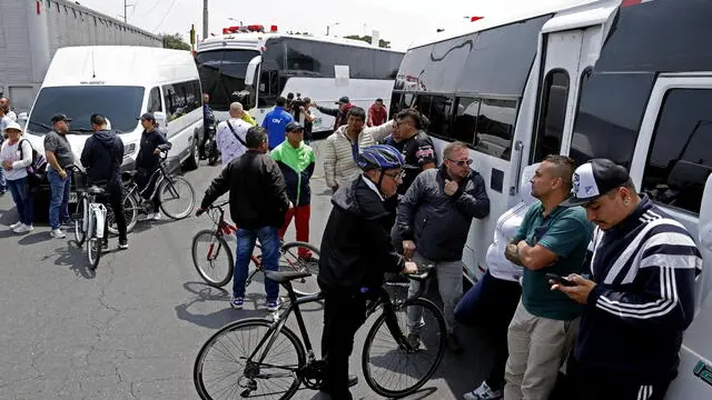 epa11582668 Transporters block road intersections in protest against the increase in diesel prices, in Bogota, Colombia, 03 September 2024. Buses and other heavy vehicles joined the protests carried out by truck drivers on several of the country's main roads and at the exits of the capital due to the increase in fuel prices, mainly diesel, which began to take effect on 31 August 2024. EPA/MAURICIO DUENAS CASTANEDA