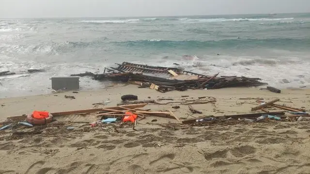 E' di 30 morti il bilancio, ancora provvisorio, dei morti durante uno sbarco di migranti a Cutro, nel Crotonese. Ai cadaveri trovati sulla spiaggia, in località "Steccato", si aggiungono, infatti, quelli trovati in mare che devono ancora essere recuperati, 26 febbraio 2023. Sul posto, insieme ai carabinieri ed alla polizia, ci sono la Guardia di finanza, la Guardia costiera ed i vigili del fuoco. ANSA/GIUSEPPE PIPITA