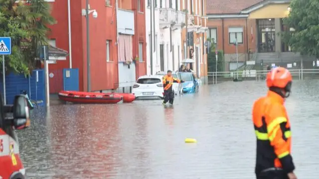 Il fiume Lambro ha livelli molto alti a causa della pioggia insistente da ieri sera e ciò ha causato un 'rigurgito' del corso d'acqua con fuoriuscite nel quartiere di Pontelambro, alla porte di Milano, 15 maggio 2024. L'assessore alla Sicurezza e Protezione civile del Comune di Milano Marco Granelli ha spiegato che sul posto sono state inviate squadre di MM, Protezione civile e Polizia Locale. Sono stati molti gli interventi dei vigili del fuoco a Milano e provincia per il maltempo, soprattuto per la caduta di alberi e tetti pericolanti. Deviate anche alcune linee dei trasporti pubblici nel capolugo lombardo. ANSA/PAOLO SALMOIRAGO
