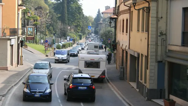 Il traffico nel centro di Gardone Riviera, un classico nel fine settimana - © www.giornaledibrescia.it
