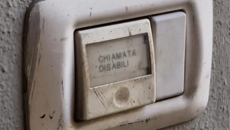 Dove l'accesso è impossibile, qualcuno ricorre al campanello - © www.giornaledibrescia.it