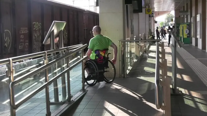 In stazione rampe d'accesso e ascensori per accedere ai binari - © www.giornaledibrescia.it