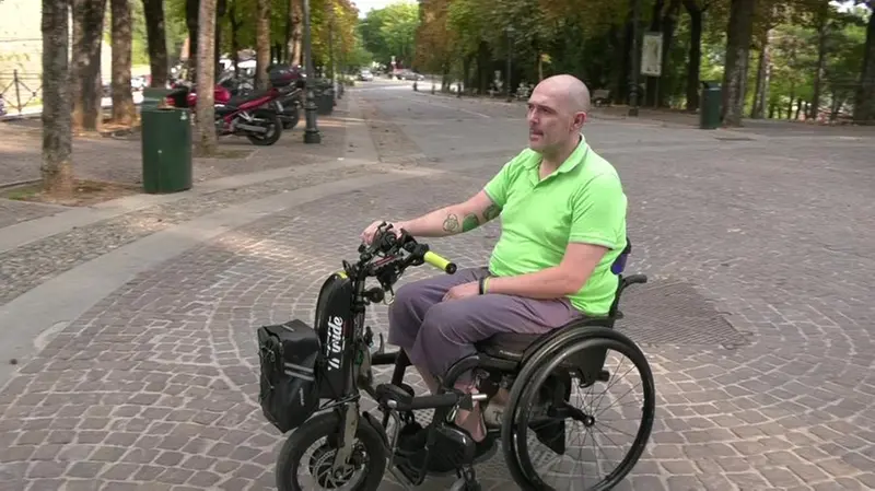 Per accedere in Castello, Gatti ha montato un dispositivo di propulsione elettrica - © www.giornaledibrescia.it