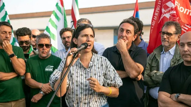 Elly Schlein partecipa al presidio dei lavoratori e lavoratrici dell'Industria Italiana Autobus (Breda Menarini) a Bologna prima della partenza per Roma per pawrtecipare al tavolo con il Mnistero.