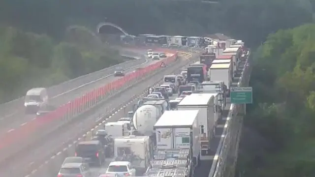 Coda lungo l'autostrada A26 per tir in fiamme ++NPK++