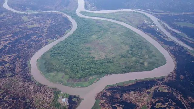epa10987898 Aerial view of burnt vegetation in the Brazilian Pantanal, in the city of Aquidauana, Brazil, on 20 November 2023 (issued 21 November 2023). The Brazilian Environmental Police are now searching for signs of animal life after fires raging in the Pantanal devastated large areas of the largest wetland on the planet. EPA/ISAAC FONTANA ATTENTION: This Image is part of a PHOTO SET