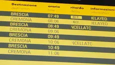 Il tabellone con i treni cancellati tra Brescia e Cremona