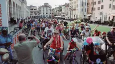 Bresciani con le biciclette decorate in piazzale Arnaldo