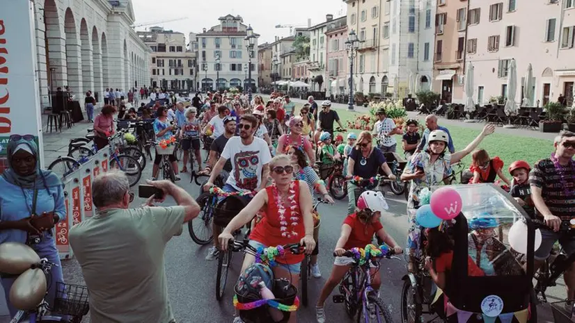 Bresciani con le biciclette decorate in piazzale Arnaldo