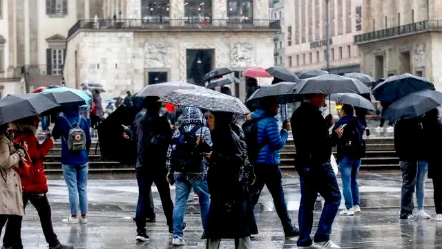 Maltempo e pioggia in centro a Milano, 2 novembre 2023.ANSA/MOURAD BALTI TOUATI