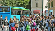 Un pullman e gli studenti in largo Torrelunga