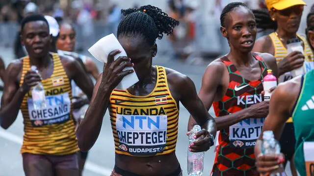 epa10820818 Rebecca Cheptegei (2-L) of Uganda and Selly Chepyego Kaptich (2-R) of Kenya compete in the Women's Marathon during the World Athletics Championships in Budapest, Hungary, 26 August, 2023. EPA/Istvan Derencsenyi HUNGARY OUT