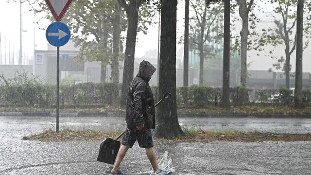 Alberi caduti e allagamenti causati dai forti temporali, Torino, 14 agosto 2024 ANSA/ALESSANDRO DI MARCO