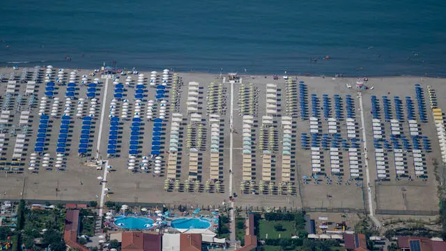 Vedute delle spiagge e stabilimenti balneari in Versilia durante un operazione di controllo del territorio della polizia di stato con l’elicottero dell’8 reparto volo di Firenze. Firenze, 16 Agosto 2024 ANSA/CLAUDIO GIOVANNINI