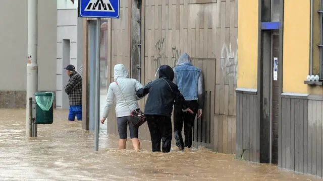 I vigili del fuoco sono dovuti intervenire per l’allagamento della strada per esondazione del naviglio a causa del maltempo nella frazione di Villa Fornaci a Bellinzago Lombardo. 15 Maggio 2024. ANSA/ANDREA CANALI