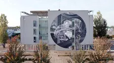 L'opera di Vesod su un edificio del Villaggio Violino - Foto/LINK Urban Art Festival