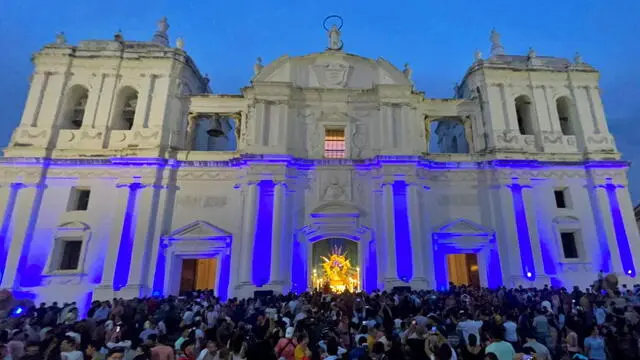 epa11549361 People look at an image of the Virgin Mary as they gather during celebrations for 'GriterÃa Chiquita' in Leon, Nicaragua, 14 August 2024. GriterÃa Chiquita is celebrated annually on 14 August in the city of León in honor of the Assumption of the Blessed Virgin Mary. EPA/STR