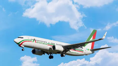 Un aeromobile della compagnia aerea Aeroitalia in volo. ANSA/AEROITALIA EDITORIAL USE ONLY NO SALES