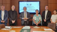 Da sinistra Carlo Peroni, don Angelo Maffeis, Michele Bonetti, Adriana Pozzi, don Carlo Tartari e Stefania Pozzi - © www.giornaledibrescia.it