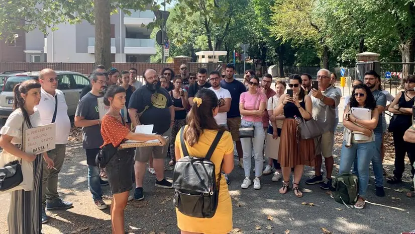 La protesta dei docenti fuori dall'Ufficio scolastico territoriale - © www.giornaledibrescia.it