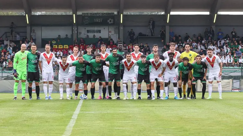 La foto di rito prima del fischio d'inizio - Foto New Reporter Nicoli © www.giornaledibrescia.it