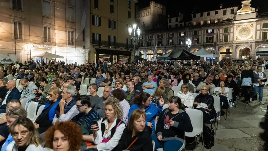 SPETTACOLI BRESCIA SUMMER MUSIC 2024 PIAZZA LOGGIA VENDITTI IN NOTTE PRIMA DEGLI ESAMI NELLA FOTO SPETTATORI ANTONELLO VENDITTI 05-09-2024 marazzani@newreporter