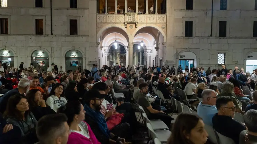 SPETTACOLI BRESCIA SUMMER MUSIC 2024 PIAZZA LOGGIA VENDITTI IN NOTTE PRIMA DEGLI ESAMI NELLA FOTO SPETTATORI ANTONELLO VENDITTI 05-09-2024 marazzani@newreporter