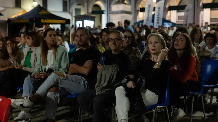 SPETTACOLI BRESCIA SUMMER MUSIC 2024 PIAZZA LOGGIA VENDITTI IN NOTTE PRIMA DEGLI ESAMI NELLA FOTO SPETTATORI ANTONELLO VENDITTI 05-09-2024 marazzani@newreporter