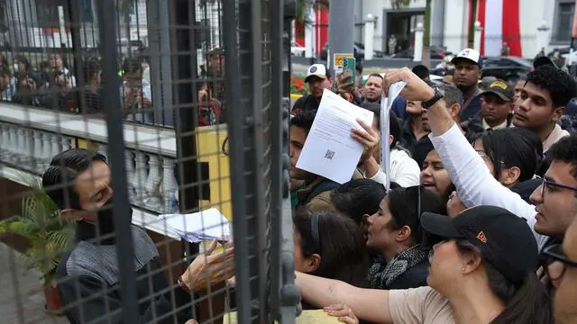 epa11510616 Venezuelans go to their country's embassy after the Peruvian government announced the expulsion of accredited Venezuelan diplomats, in the city of Lima, Peru, July 30, 2024. Peruvian Foreign Minister Javier Gonzalez-Olaechea said on 30 July that the Peruvian government recognized opposition candidate Edmundo Gonzalez Urrutia as president-elect of Venezuela following the elections of 28 July. The Venezuelan National Electoral Council (CNE) proclaimed current president Nicolas Maduro was re-elected president with 51.2 percent of the votes. EPA/Paolo Aguilar