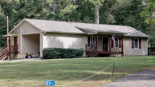 epa11588261 The home of alleged Apalachee High School shooting suspect, 14-year-old Colt Gray, one day after a deadly school shooting at Apalachee High School in Winder, Georgia, USA, 05 September 2024. According to the Georgia Bureau of Investigation two students and two teachers were killed, nine people were injured, and a 14-year-old suspect is in custody. EPA/ERIK S. LESSER