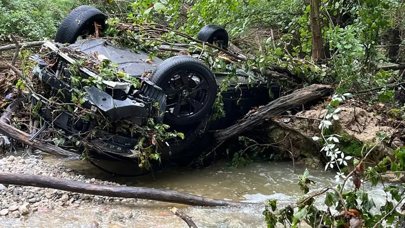 L'auto ribaltata nel rio d'Avigo - © www.giornaledibrescia.it