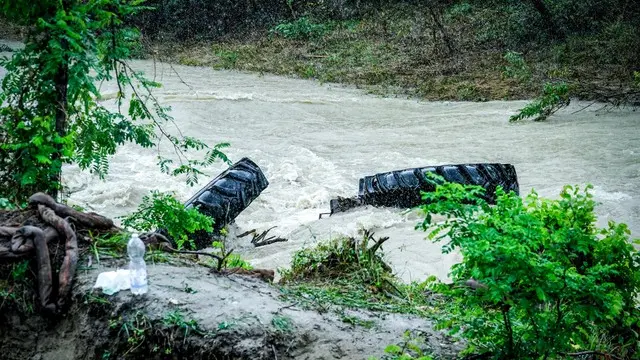 Maltempo : le operazioni di soccorso dei vigili del fuoco ad un uomo che stava lavorando con il suo trattore è stato travolto dalla piena del torrente Orco a Feletto. Torino 05 settembre 2024 ANSA/TINO ROMANO