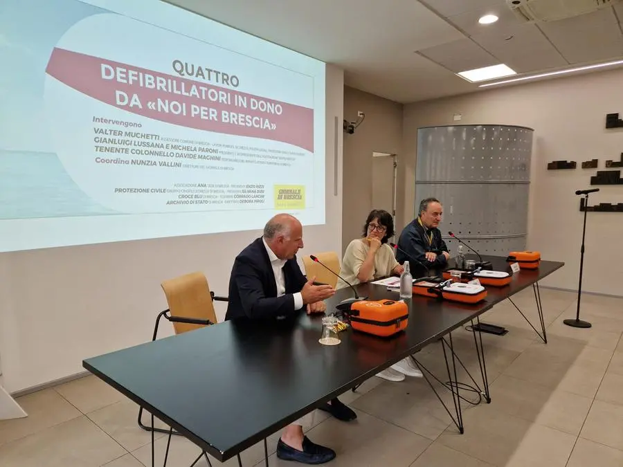 La consegna dei defibrillatori da parte di «Noi per Brescia»