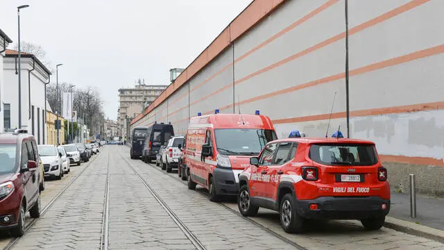 Milano- 09/03/2020 - CARCERE DI SAN VITTORE - Rivolta dei detenuti - detenuti su tetto del carcere - Soccorsi 118 Vigili del fuoco in supporto attorno al carcere - Andrea Fasani/Ansa